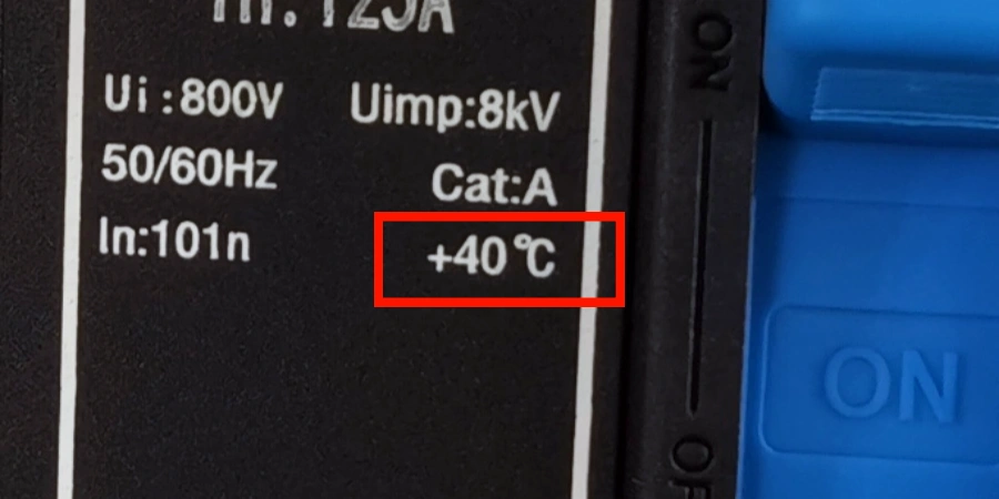 Close-up of MCCB label showing specs: Ui: 800V, Uimp: 8kV, 50/60Hz, In: 101n, Cat: A. Red box highlights +40 °C maximum operating temperature.