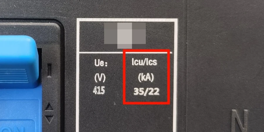 Close-up view of a black mccb label showing Ue 415 V and Icu/Ics rated at 35/22 kA, with the Icu/Ics line highlighted in a red box